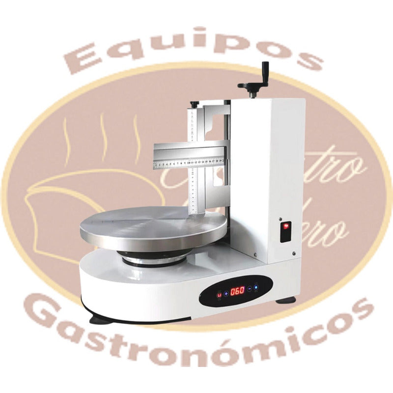 Decoradora De Pasteles Con Regla Y Varios Tamaños De Pastel